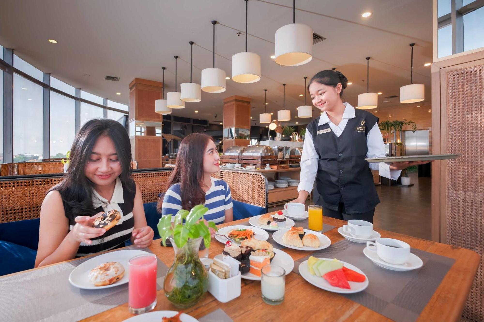 Grand Edge Hotel Semarang Eksteriør billede